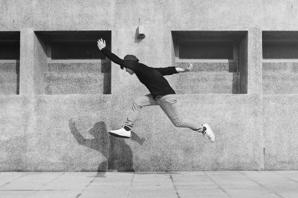 Asian Guy Midair Jump Shot Outdoors Original Photoset — Stock Photo, Image