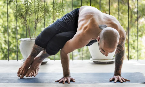 De man die yoga doet — Stockfoto
