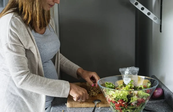 Mulher Grávida Está Cozinhando Salada Photoset Original — Fotografia de Stock