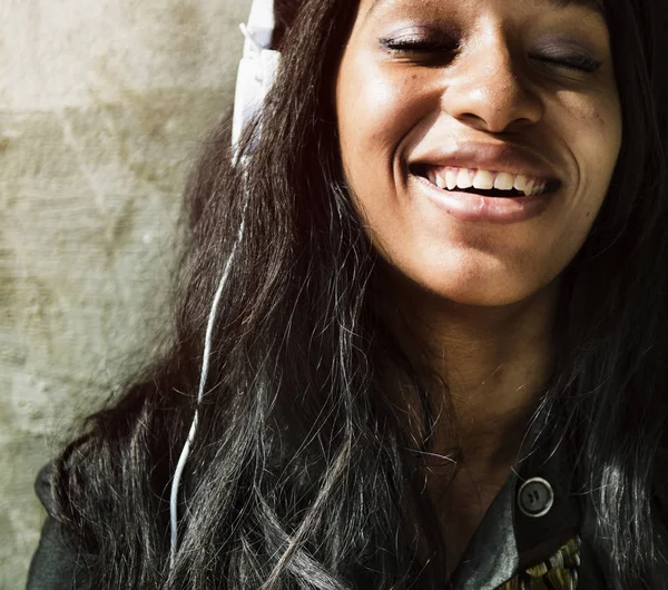 Afrikanerin Hört Musik Und Lächelt Originelle Fotosets — Stockfoto