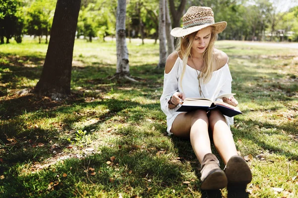 Vrouw Die Boek Leest Gras Zit Originele Fotoset — Stockfoto