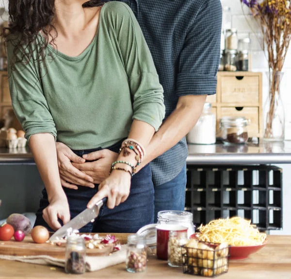Cocina en pareja en la cocina —  Fotos de Stock