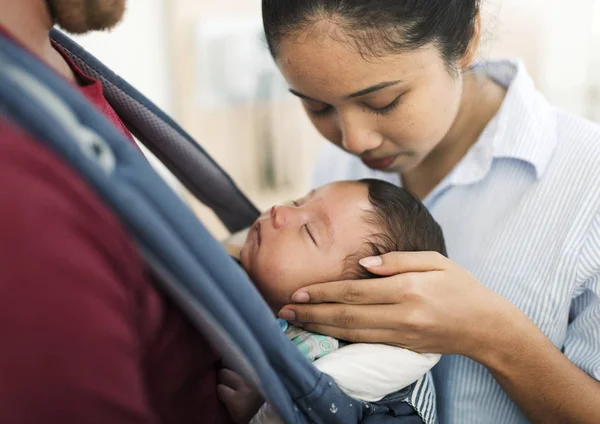 Een Pasgeboren Baby Met Ouders Originele Photoset — Stockfoto