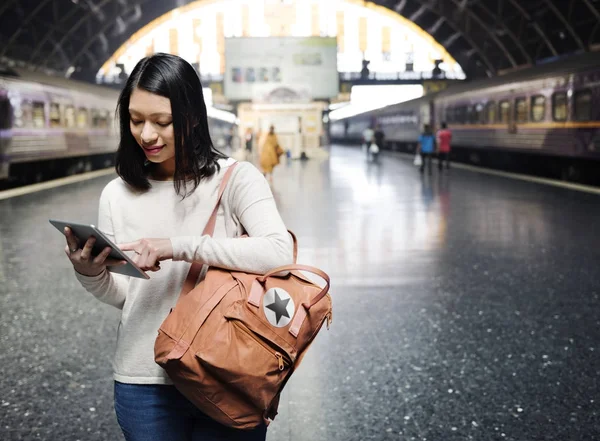 Mujer asiática en una estación de tren — Foto de Stock