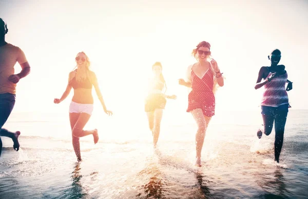 Friends playing in the water at the beach — Stock Photo, Image