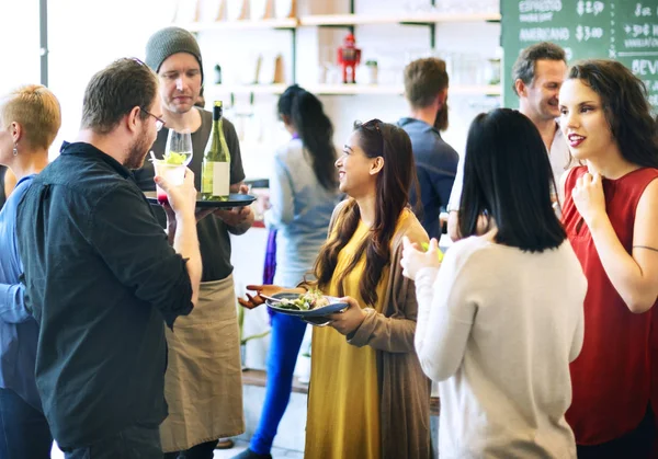 Personer på fest i restaurang — Stockfoto