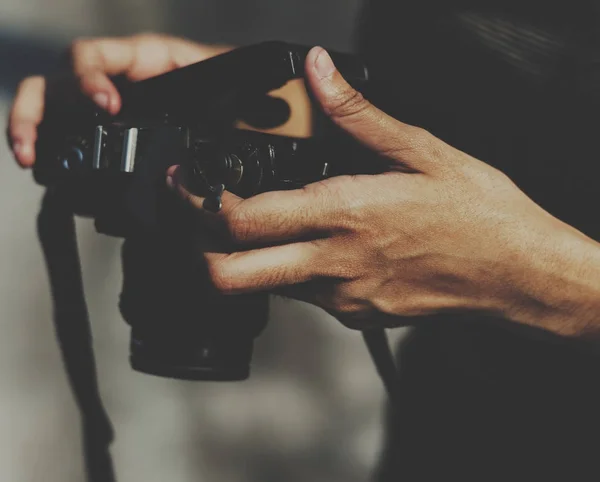 Mãos verificando filme na câmera — Fotografia de Stock