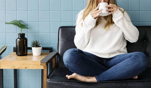 Una Donna Caucasica Seduta Bere Caffè Fotoset Originale — Foto Stock