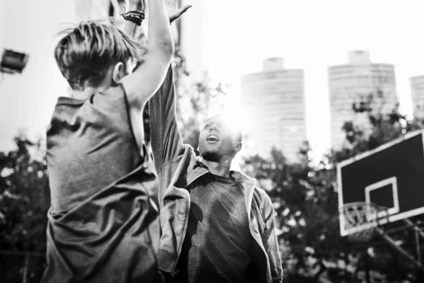 Sportman onderwijzen van jongen om basketbal te spelen — Stockfoto