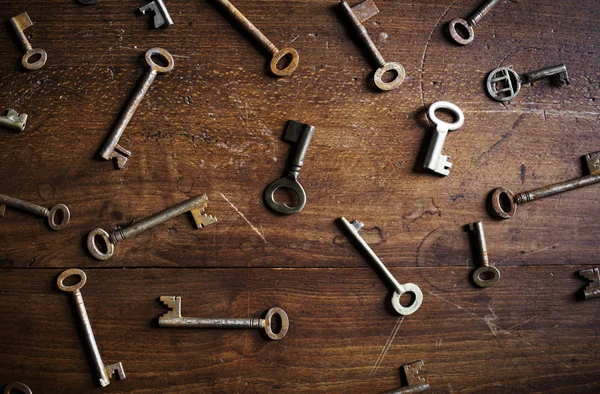 Old Keys Wooden Table — Zdjęcie stockowe