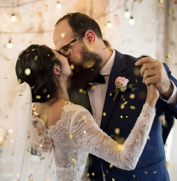 Recién Casados Pareja Bailando Boda Celebración —  Fotos de Stock