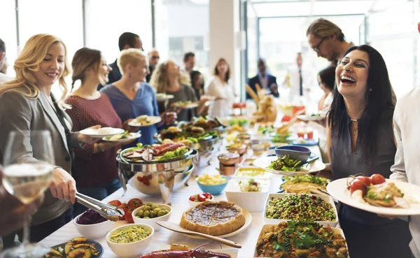 Människor med lunch — Stockfoto