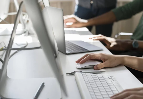 Nahaufnahme Der Hand Von Menschen Die Computer Arbeiten Originelle Fotosets — Stockfoto