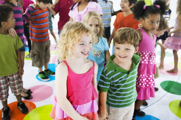 Gruppo di bambini diversi in studio — Foto Stock