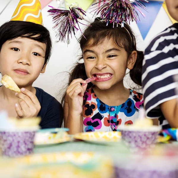 Grupo de niños celebran fiesta de cumpleaños juntos —  Fotos de Stock