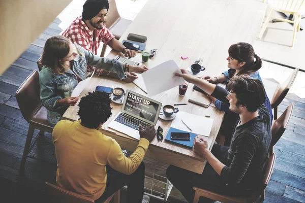 Incontro d'affari dei lavoratori creativi — Foto Stock