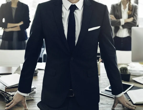 Podnikatel v obleku v úřadu — Stock fotografie