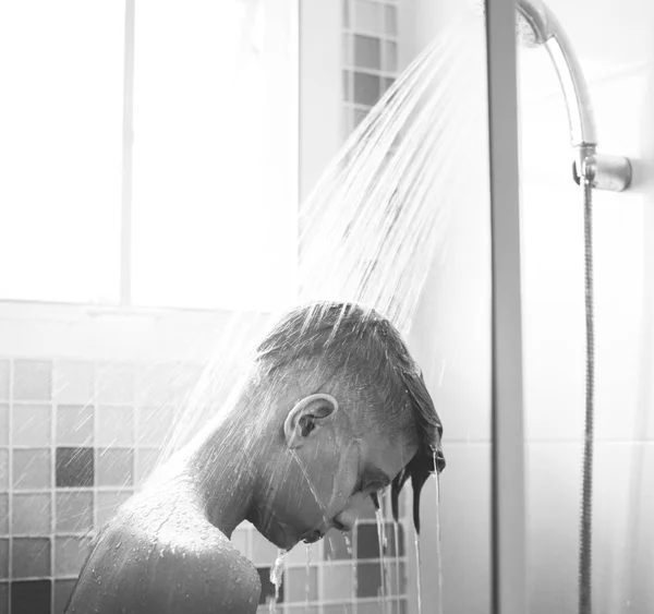 Joven Hombre Caucásico Duchándose Baño Escala Grises Fotoset Original —  Fotos de Stock