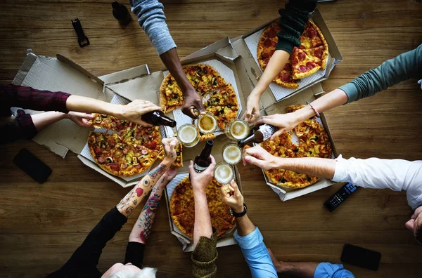 Emberek Együtt Enni Pizza Inni Sört Eredeti Photoset — Stock Fotó