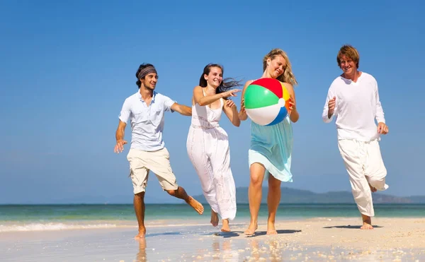 Casais caucasianos na praia — Fotografia de Stock