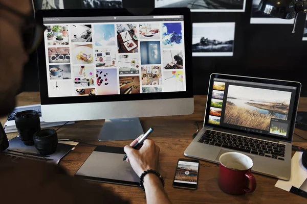 Man Editing Photos Computer Original Photoset — Stock Photo, Image