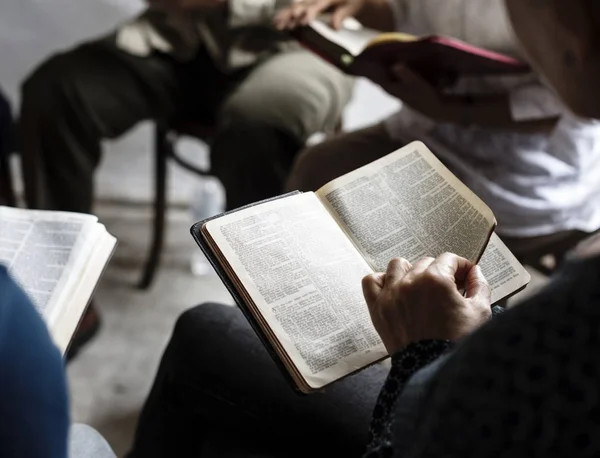 Personnes priant avec le livre de bible — Photo