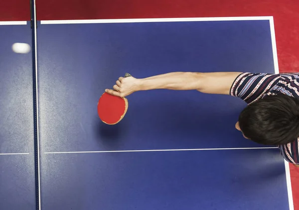 Asiat hraje ping pong — Stock fotografie