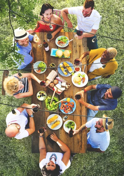 Vista Superior Grupo Amigos Diversos Que Cenan Aire Libre Partido —  Fotos de Stock