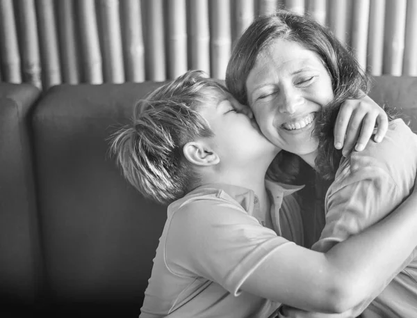 Хлопчик цілуватися матері — стокове фото