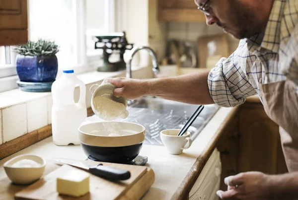 Homme cuisine dans la cuisine — Photo