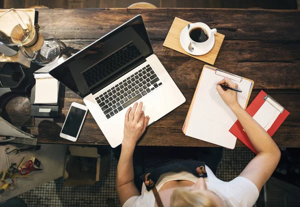 Femme travaillant sur ordinateur portable — Photo