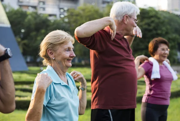 高齢者が屋外での運動を行う オリジナル写真植字 — ストック写真