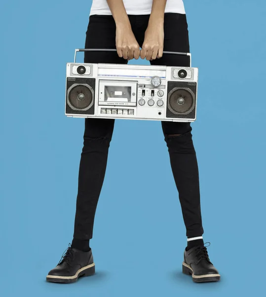 Ανθρώπινα χέρια κρατώντας boombox — Φωτογραφία Αρχείου