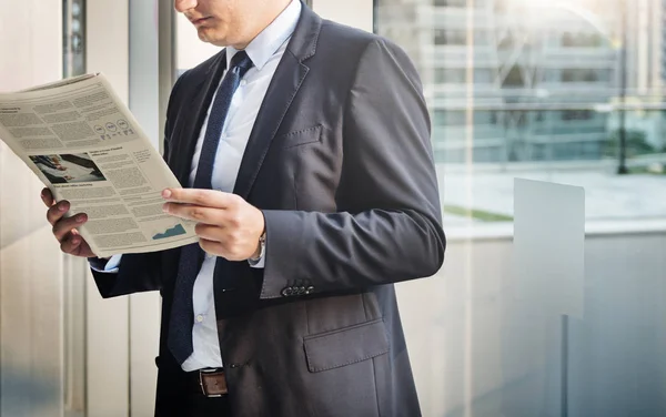 Affärsman läsa finansiella nyheter — Stockfoto