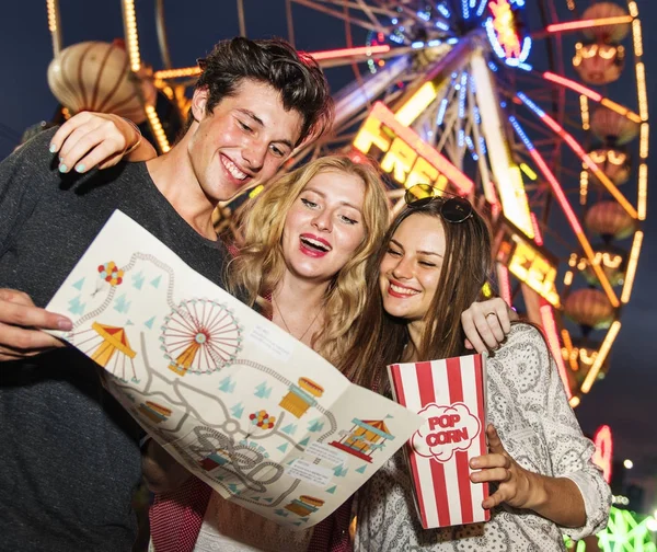 Amigos en Parque de Atracciones con mapa — Foto de Stock