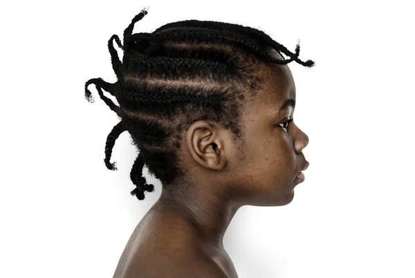 Widok Boku Mały Chłopiec African American Odsłonięte Ramiona Białym Tle — Zdjęcie stockowe