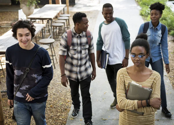 Groep Studenten Lopen Samen Originele Photoset — Stockfoto