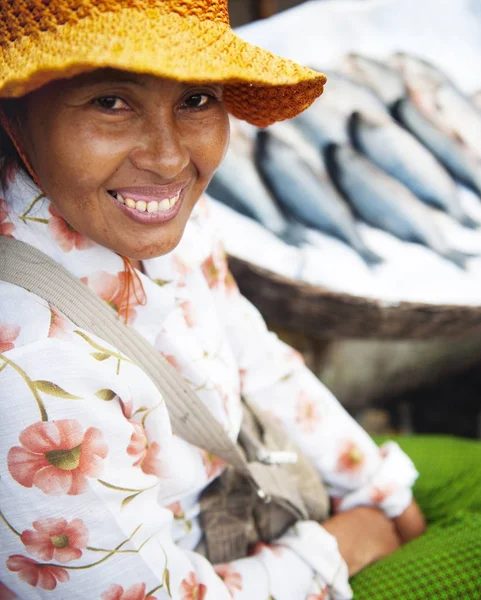 市場で魚を売ってカンボジアの先住民の女性が写真植字 — ストック写真