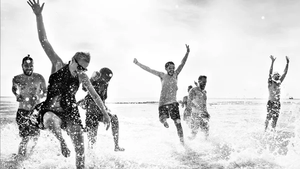 Amigos de la diversidad Colgando Fiesta de Verano — Foto de Stock