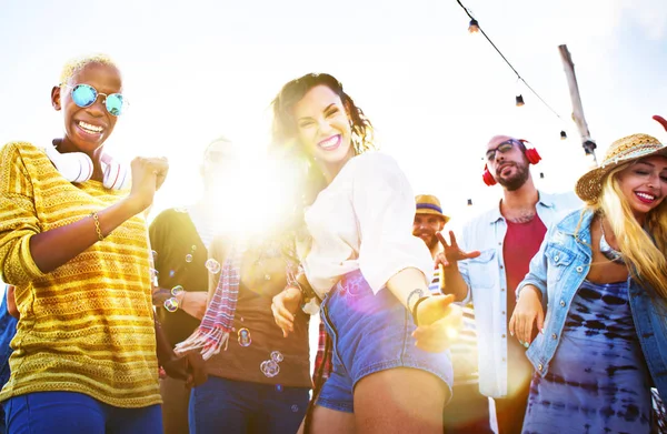 Amigos de la diversidad Colgando Fiesta de Verano — Foto de Stock