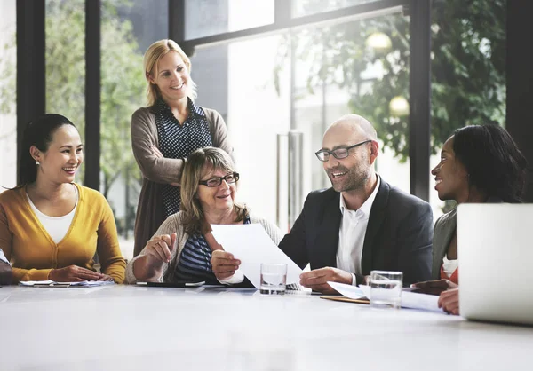 Gruppo di persone diverse che hanno una riunione di lavoro — Foto Stock