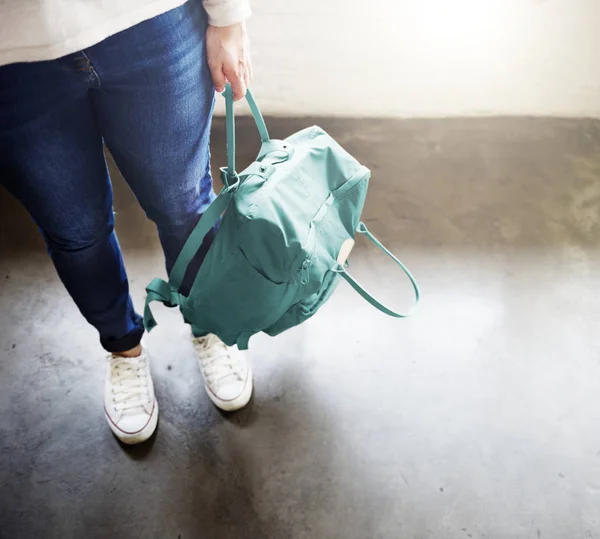 Sırt çantası taşıyan kadın — Stok fotoğraf