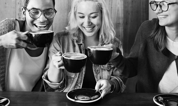 Amigos tomando café no café — Fotografia de Stock