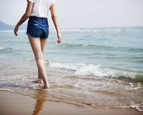 Pernas de mulher andando na praia — Fotografia de Stock