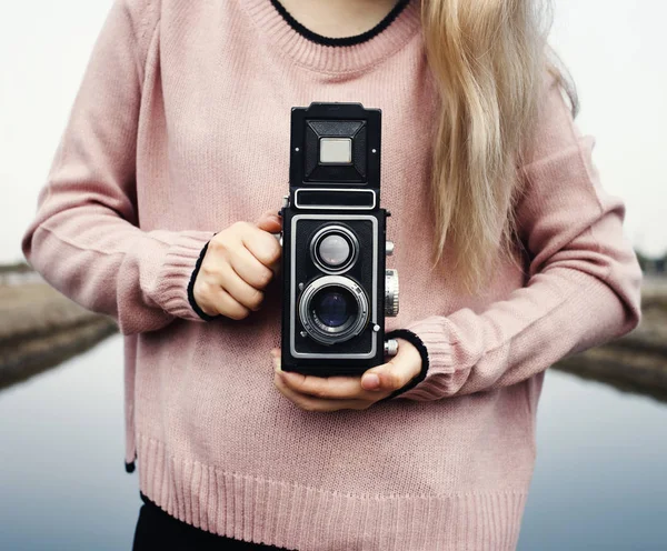 Bağbozumu kamera tutan kız — Stok fotoğraf