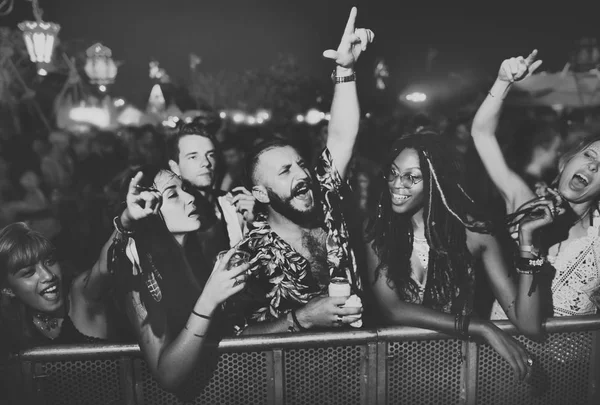 Bir grup insan yolculuk ve festivalin tadını çıkarıyor. — Stok fotoğraf