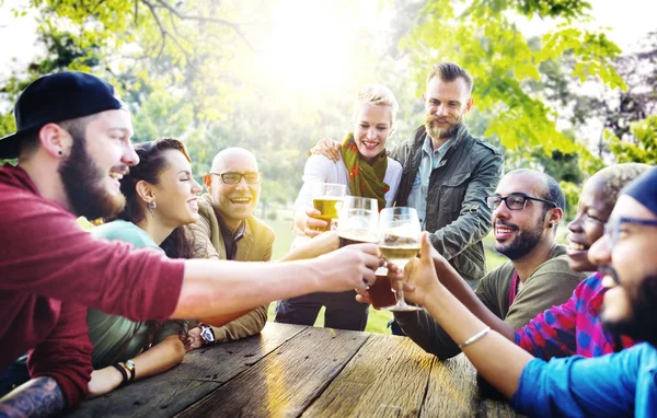 Mångfald vänner hängande sommarfest — Stockfoto