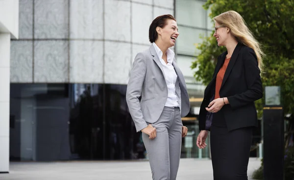 Dos Mujeres Negocios Fuera Oficina Fotoset Original — Foto de Stock