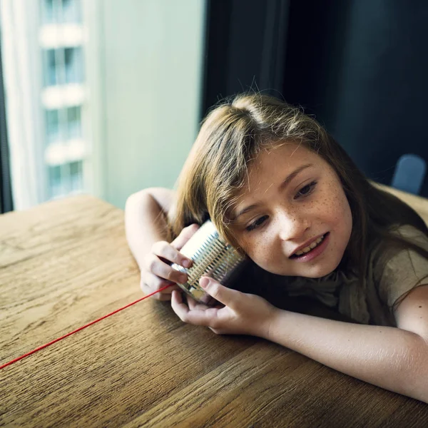 Liten Flicka Som Leker Telefon Ursprungliga Fotosätta — Stockfoto