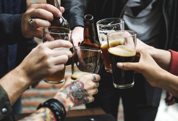Friends drinking beer together — Stock Photo, Image